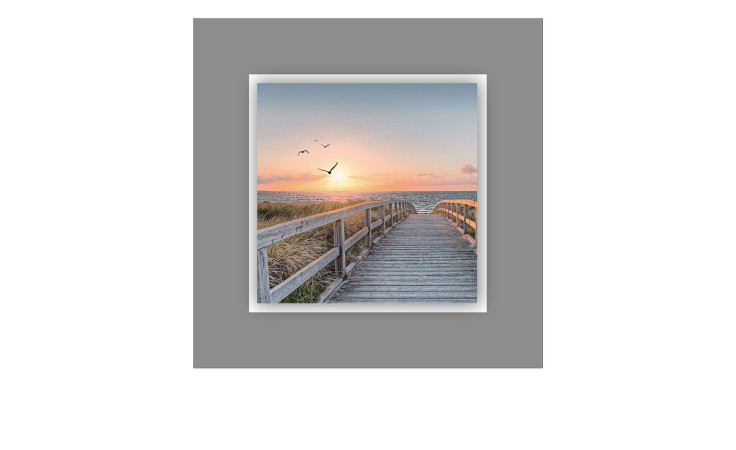 Das Alubild Beach 50 x 50 cm von Pro-Art zeigt eine Strandpromenade bei Sonnenaufgang, Vögel fliegen am bunten Himmel.