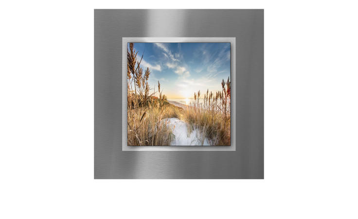 Pro-Art Alubild Wilder Strand 50 x 50 cm: Sandiger Strandweg durch Gräser auf einem mehrfarbigen metallischen Hintergrund.