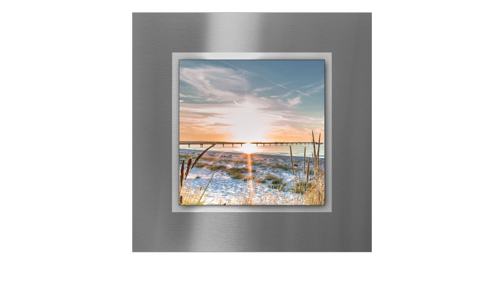 Das Pro-Art Alubild At the Beach 50 x 50 cm ist ein gerahmtes mehrfarbiges Strand-Sonnenuntergangsfoto auf einer silbernen Metallplatte.