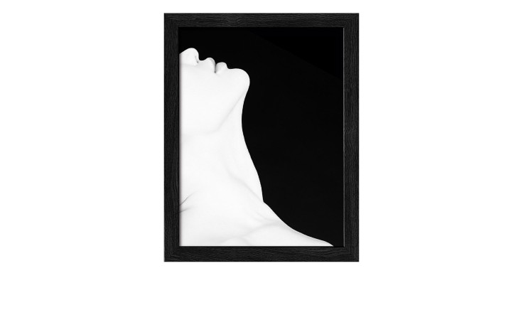 Pro-Art Rahmenbild Lifestyle I 24 x 19 cm: schwarz gerahmtes Foto einer Hals-/Kieferpartie in kontrastreichem Schwarzweiß auf Schwarz.