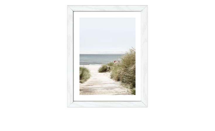 Pro-Art Rahmenbild Nordic Beach V 24x19 cm: Ein sandiger Weg durch Gras führt zu einem ruhigen Strand unter einem klaren Himmel.