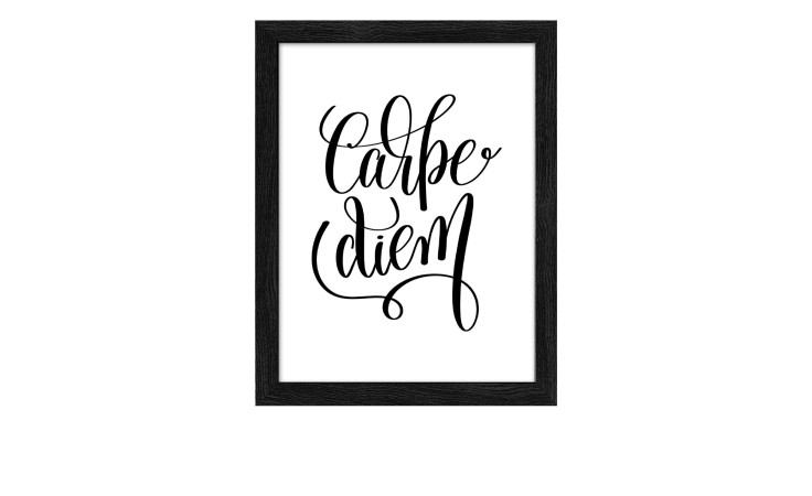 Das Pro-Art Rahmenbild Carpe diem 24 x 19 cm hat einen schwarzen Rahmen und einen stilvollen kursiven Text auf weißem Hintergrund.