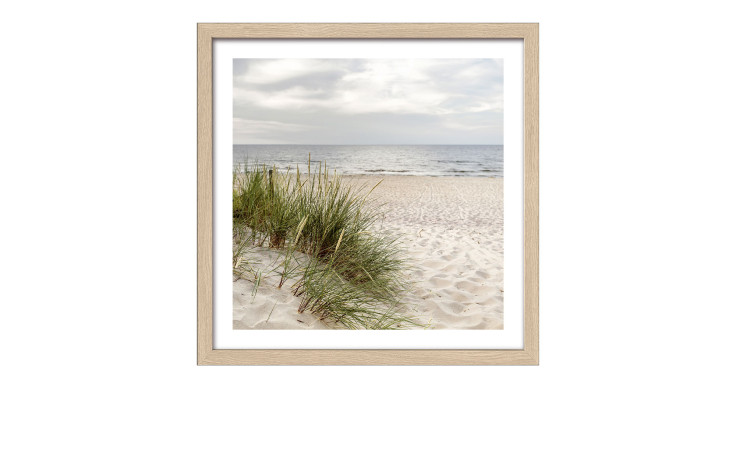 Pro-Art Rahmenbild Nordic Beach Atmosphere 33x33cm: Sandstrand mit Dünengras, Wellen und einem bewölkten Himmel.
