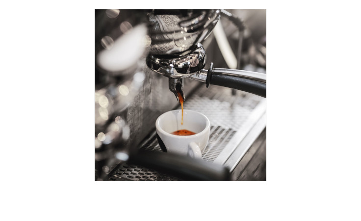 Pro-Art Glasbild Cafe 30 x 30 cm: Der Espresso fließt in eine weiße Tasse auf einem Metalltablett.