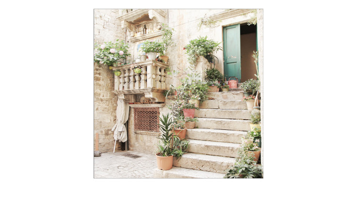 Das Pro-Art Glasbild Mediterranean House 30 x 30 cm zeigt Steinstufen, Topfpflanzen und eine grüne Tür an einem rustikalen Haus.