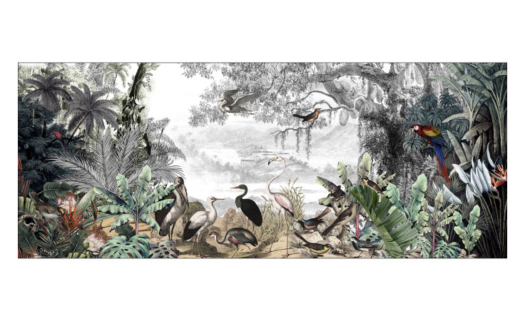 Das Glasbild Birds in the Jungle von Pro-Art zeigt bunte Vögel und Pflanzen vor nebligen Bäumen und Bergen.