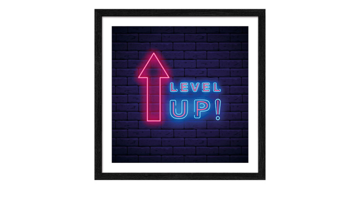 Pro-Art Rahmenbild Neon Level Up 32,5x32,5 cm: rosa Pfeil & blauer LEVEL UP! Text auf dunklem Hintergrund, schwarzer MDF-Rahmen.