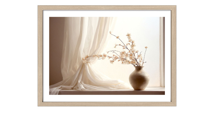 Das Pro-Art Rahmenbild Stillleben am Fenster II (55x75 cm) zeigt weiße Blumen auf einer MDF-Fensterbank in sanftem Tageslicht.