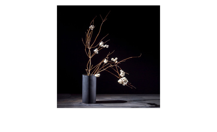 Eine schwarze Vase mit Zweigen und weißen Blüten, ideal als Schwarz Braun Weiß Wanddeko: Pro-Art Leinwandbild New Baroque Still Life IV.