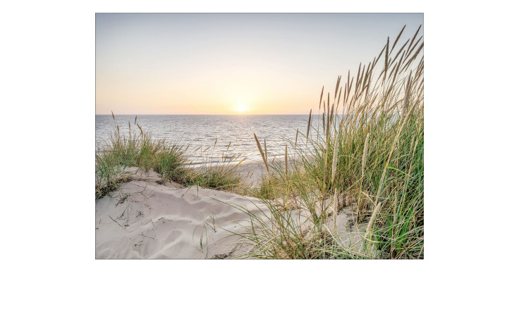 Strand Sonnenuntergang über Sanddünen und Gras spiegelt sich in Pro-Art Glasbild Nord. Strand-Atmosphäre II 80x60 cm.