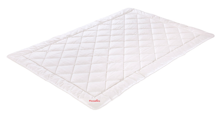 Paradies Sommerbettdecke Cool Bio Comfort 155x220 cm, mit Rautensteppung, auf weißem Grund abgebildet.