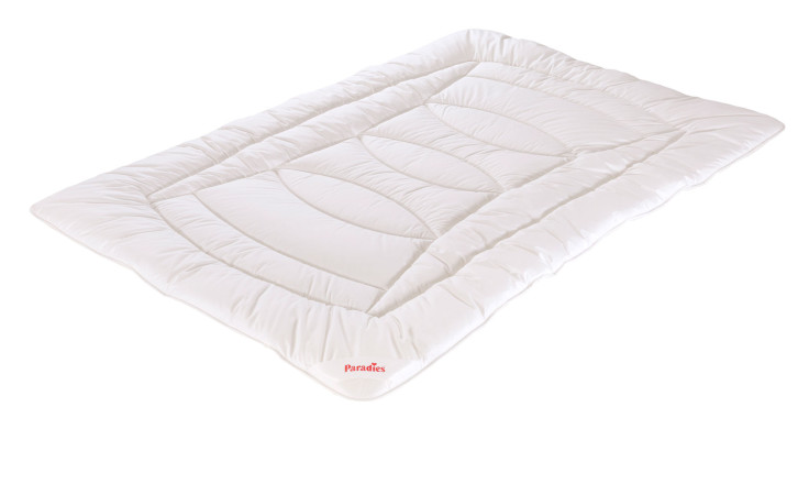 Die Paradies Ganzjahresbettdecke Nima Bio 135x200 cm ist weiß, rechteckig, mit abgesteppten Mustern auf weißem Hintergrund.