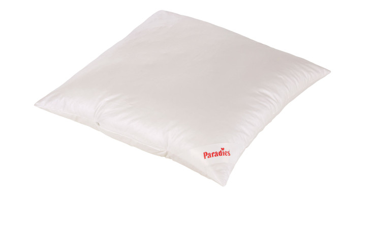 Das Paradies Kissen Softy Sinfonie Bio 80x80cm ist weiß mit rotem Branding und verfügt über eine weiche Kunstfaserfüllung.