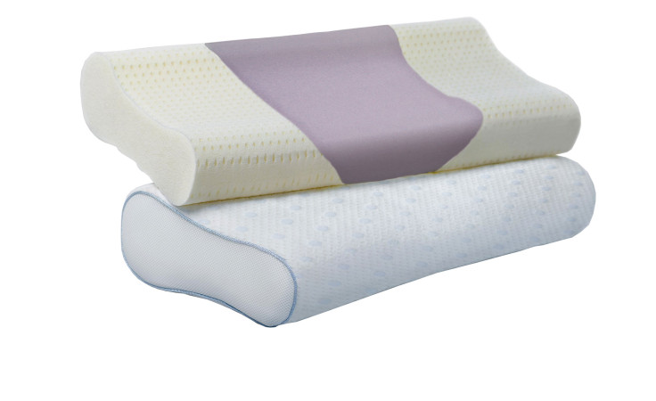 Zwei Paradies Nackenstützkissen Latex Vario Ergonomic 40x80 cm, eines mit lila, eines mit blauem Rand, gestapelt.
