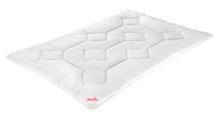 Eine weiße Paradies Ganzjahresbettdecke Sinfonie Bio, 135x200 cm, mit sechseckiger Steppung und Synthetikfüllung.