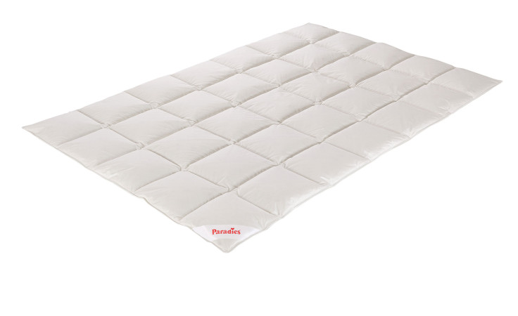 Das Daunenbett Giona 155 x 220 cm, weiß und gesteppt, liegt flach auf weißem Hintergrund.