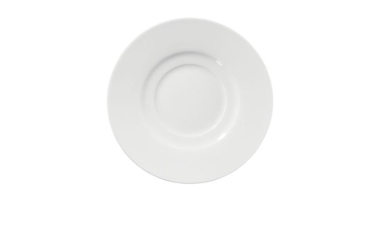 Eine Ritzenhoff Kaffeeuntertasse Bianco, eine einfache runde Untertasse aus weißem Porzellan, auf weißem Grund.