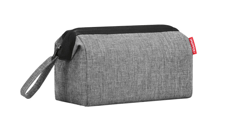 Reisenthel Kulturtasche Travelcosmetic-rechteckige graue Polyester Kulturtasche mit schwarzem Reißverschluss und Handschlaufe gezeigt.