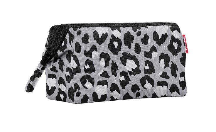 Reisenthel Kulturtasche Travelcosmetic aus robustem Polyester, schwarz-weißes Leopardenmuster, schwarzer Reißverschluss.