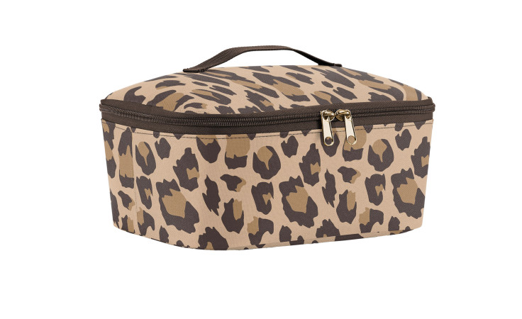 Kühltasche Coolerbag M Pocket von Reisenthel aus recyceltem Polyester mit Henkel und Reißverschluss vor weißem Hintergrund.