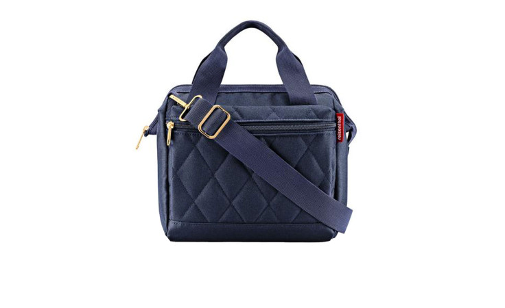 Reisenthel Umhängetasche Allrounder Cross in marineblau mit goldenen Metalldetails, Fronttasche und verstellbarem Riemen.