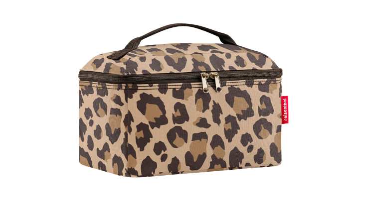 Rechteckige Reisenthel Kosmetiktasche Beautycase aus recyceltem Polyester, mit Reißverschluss, Griff und rotem Seitenanhänger.