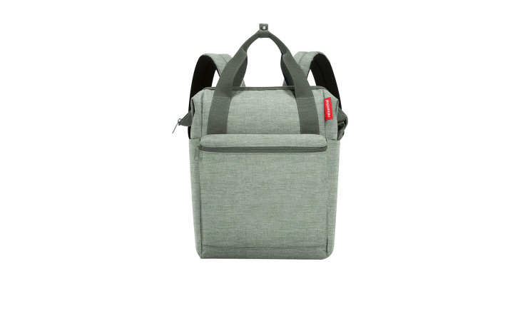 Reisenthel Rucksack Allrounder R: hellgraues Polyester, schwarze Gurte, roter Seitenanhänger.