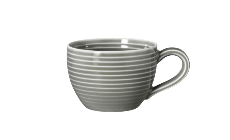 Der Seltmann Espresso Obere Beat Perlgrau 110 ml hat horizontale weiße Streifen und einen Henkel auf weißem Grund.