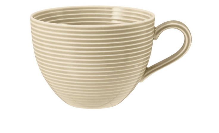 Die Seltmann Milchkaffeeobere Beat Sandbeige 350 ml Tasse hat horizontale Rillen und einen Henkel auf weißem Grund.