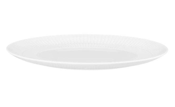 Der Seltmann Speiseteller Amina 27,5 cm ist ein weißer Porzellanteller mit dezent strukturiertem Rand, abgebildet auf weiß.