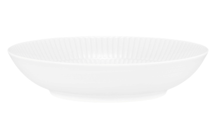 Der Seltmann Suppenteller Amina ist eine 21 cm große Schale aus weißem Porzellan mit dezenten vertikalen Rillen auf der Außenseite.