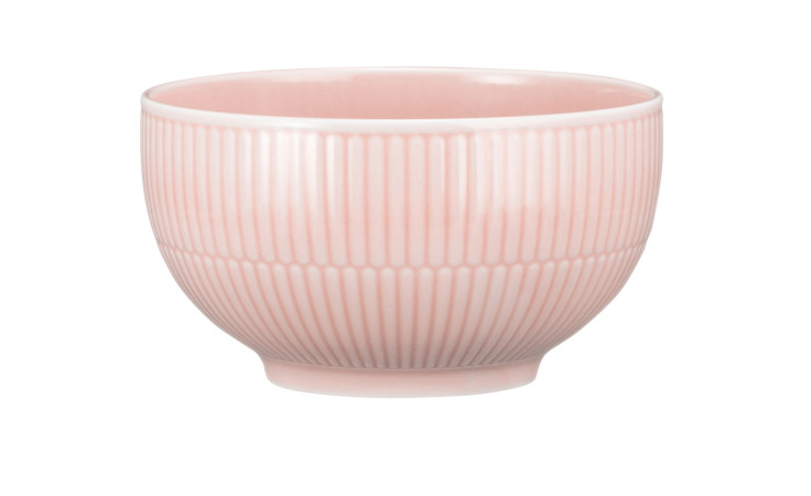Die Müslischale Amina Rosa von Seltmann aus Porzellan mit Rillen - stilvolle Deko vor weißem Hintergrund.