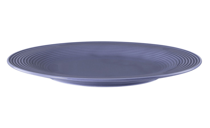 Ein runder, flacher Seltmann Frühstücksteller Beat 23 cm Fliederteller mit geripptem Rand auf weißem Grund.