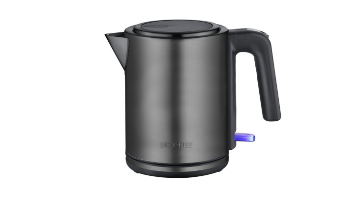 Der Severin SEVERIN Wasserkocher 1 l ist ein eleganter schwarzer Wasserkocher mit Griff, Ausguss und blauer Kontrollleuchte am Boden.