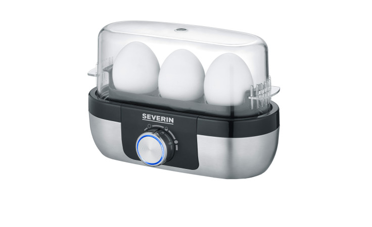 Ein Severin SEVERIN Eierkocher in Schwarz fasst drei Eier unter einem durchsichtigen Deckel aus gebürstetem Edelstahl.