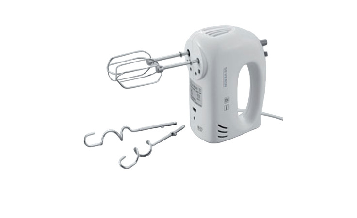 Der Severin SEVERIN Handmixer aus Kunststoff und Metall mit aufgesetzten Quirlen und zwei Knethaken daneben.