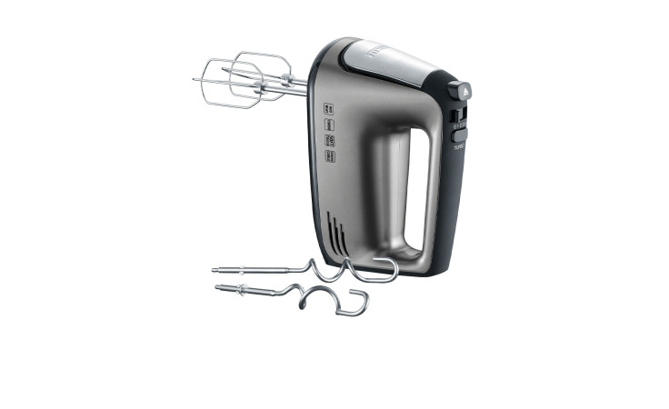 Ein SEVERIN Handmixer von Severin in schwarz und grau-metallic, mit 2 Edelstahlrührern und 2 Knethaken daneben.