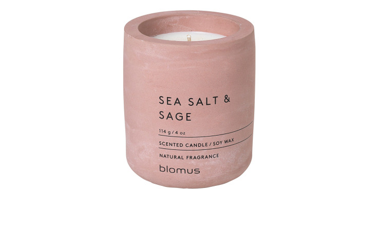 Duftkerze Fraga 8 cm aus Beton in rosa mit einer schwarzen Schrift bedruckt und weißem Wachs.