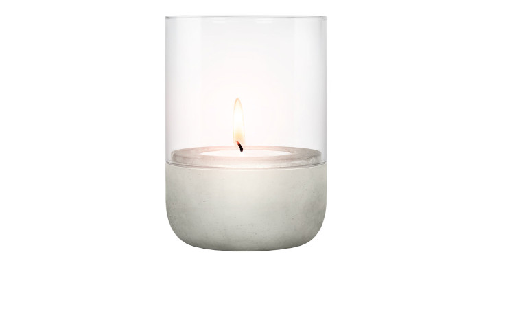 Windlicht Calma 14 cm aus Glas mit einem Unterteil in hellgrau aus Beton.