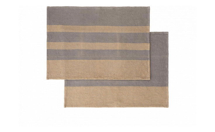 Zwei Blomus Geschirrtücher Gano mit beigen, grauen und braunen Streifen überlappen sich auf weißem Grund.