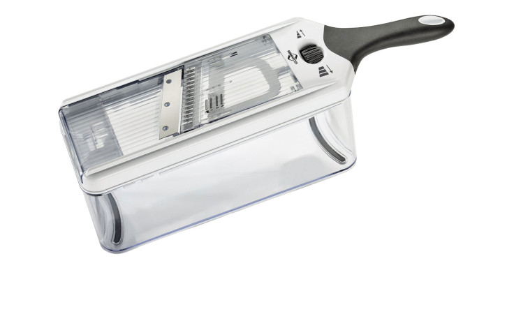 Der Küchenprofi Gemüsehobel Vario ist ein schwarzer Mandolinenhobel mit silberfarbenen Akzenten und einem klaren Behälter.