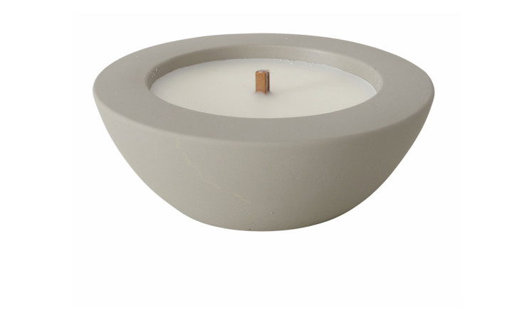 Die Kerzentopf Bonko Ø 19 cm ist eine runde, hellgraue Betonschalenkerze mit weißem Wachs und einem Holzdocht.