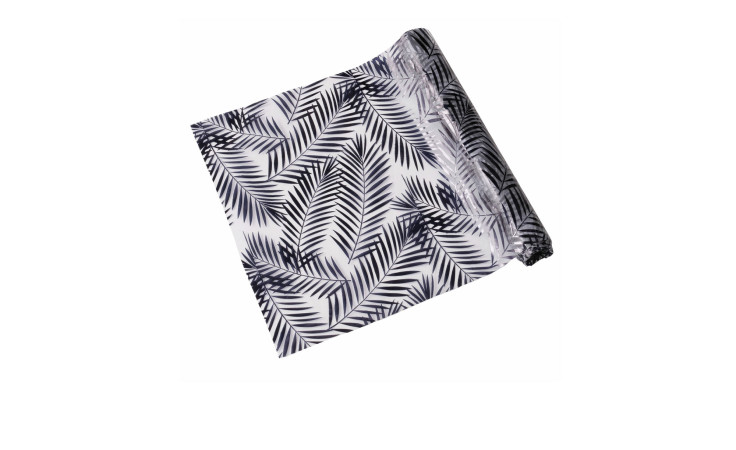 Dekostoff Reva, 200x35 cm, gefaltete Synthetikfaser in Schwarz mit schwarz-weißem Palmenblattmuster auf weißem Hintergrund.