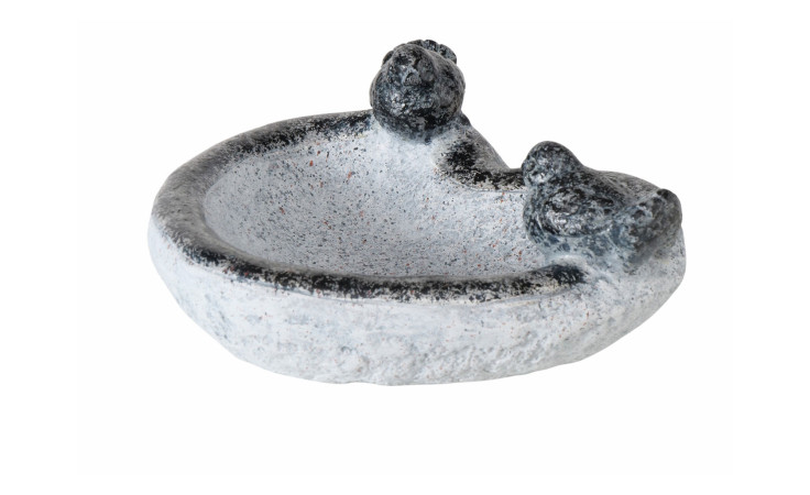 Vogeltränke Magnesia-Steinschale in Grau mit zwei geschnitzten Vögeln auf dem Rand vor weißem Hintergrund.
