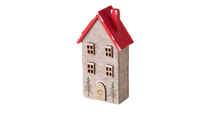 Boltze Haus Casata 18,5 cm: rotes Dach, beige Wände, Holzfenster und Baumdekor auf weißem Hintergrund.