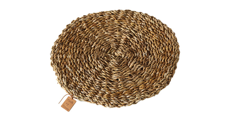 Boltze Tischset Sophy 40 cm rund gewebtes Seegras-Tischset mit braunem Anhänger auf weißem Hintergrund.