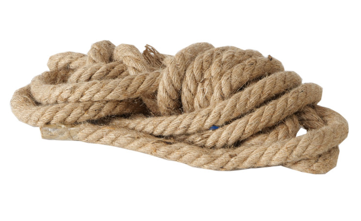 Ein 6 m langes, aufgerolltes Tau Docks-Seil von Boltze aus dicker Jutefaser auf weißem Hintergrund.
