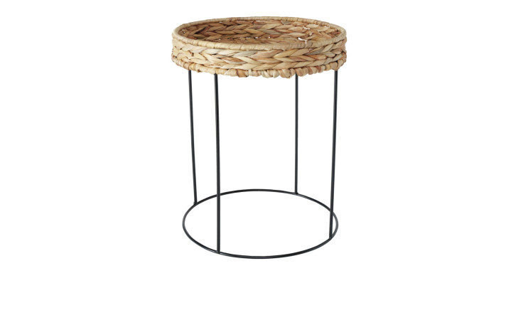Tisch Elo 43 cm: Runder Beistelltisch aus geflochtenem Rattan mit schwarzem Metalldrahtgestell, hergestellt aus natürlichen Materialien.