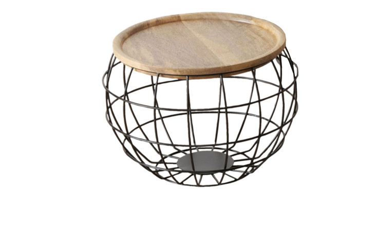 Tisch Ayris 36 cm: runder Beistelltisch mit holzfarbener Platte und schlichtem schwarzem Metallgestell auf weißem Grund.