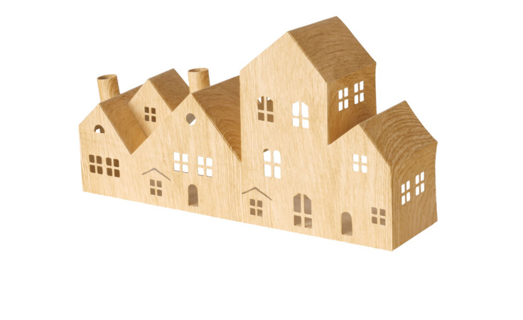 Windlicht Domo 38 cm: Miniaturhaus aus Holz mit ausgeschnittenen Fenstern und Türen, angeordnet auf weißem Hintergrund.